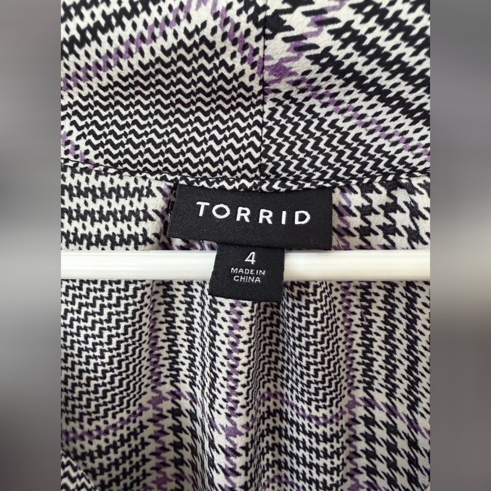 Torrid - Studio Bubble Satin Bow Tie Blouse - Glen Plaid - 4 - Picture 6 of 10